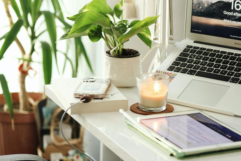 Cómo organizar un espacio de trabajo en casa para ser más productivo y sentirse bien
